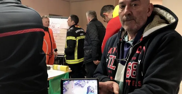 photo  gérard noirot, à la guierche, a été évacué de son chalet de pêche par les sapeurs-pompiers. accueilli à la mairie, il regarde les images de vidéosurveillance de son terrain inondé.  &copy;  le maine libre 