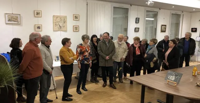 photo  martine lory, lors du vernissage, entourée par les élus municipaux et un conseiller départemental.  &copy;  le maine libre 
