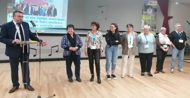 photo  les sept agents recenseurs qui passeront dans les foyers ont été présentés lors des vœux du maire. les agents, de gauche à droite : paulette cottereau, catherine chobeaux, maryline leger, giuliana modanese, chantal vérité, martine conte, et christophe leroux.  &copy;  ouest-france 