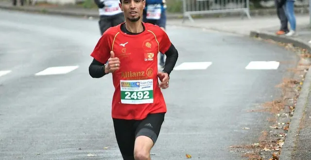 photo  abdellatif meftah va remettre des dossards.  &copy;  archives le maine libre 