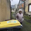 photo  genneteil (noyant-villages), le 18 décembre 2024. marie-jeanne durand devant les deux bacs d’ordures ménagères et de recyclables qu’elle ne peut pas descendre au bout de sa rue. 