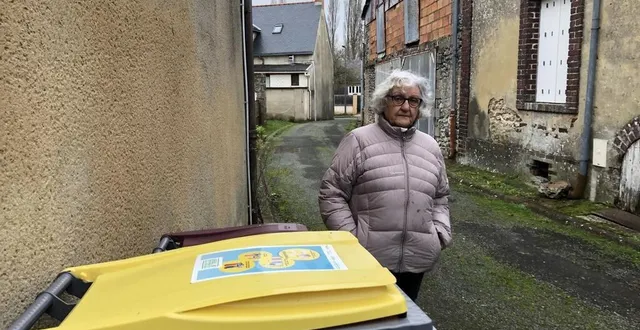 photo  genneteil (noyant-villages), le 18 décembre 2024. marie-jeanne durand devant les deux bacs d’ordures ménagères et de recyclables qu’elle ne peut pas descendre au bout de sa rue.  &copy;  co – christophe ricci 