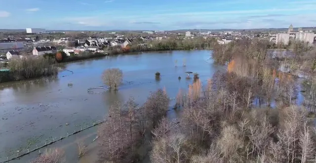 photo  vue aérienne du parc des pâtures, à argentan, complètement inondé du fait des fortes crues de l’orne.  &copy;  terres d’argentan interco 