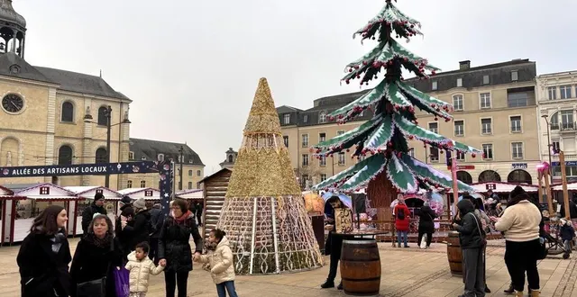 photo  à deux jours de la fermeture, ce vendredi 27 décembre, les visiteurs venaient encore flâner au marché de noël du mans.  &copy;  ouest-france 