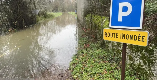 photo  en période de crue, la pancarte 