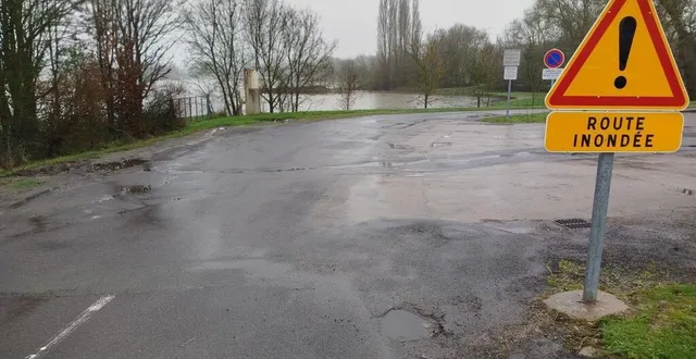 photo  en raison des crues, les habitants de la basse-île à chalonnes-sur-loire (maine-et-loire) n’ont plus accès à leur habitation, que par bateau ou à vélo.  &copy;  ouest-france 