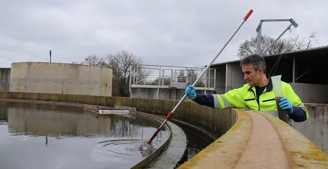photo  l’agent technique arnaud richard effectuant un prélèvement.  &copy;  le maine libre 