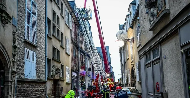 photo  les pompiers mobilisés pour empêcher tout nouveau départ de feu après l’incendie survenu à l’auberge des 7 plats.  &copy;  photo le maine libre - yvon loué 