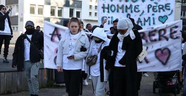photo  un marche blanche a lieu à angers en hommage à matthias, tué à la gare le 2 janvier 2025. au premier rang, veste blanche, sa compagne.  &copy;  ouest-france 