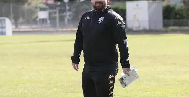 photo  valentin rey est l’entraîneur de la croix blanche angers depuis quatre ans.  &copy;  philippe naudin 