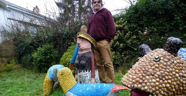 photo  jean-michel chesné et ses drôles de sculptures, dans le jardin de sa maison sabolienne.  &copy;  ouest-france 