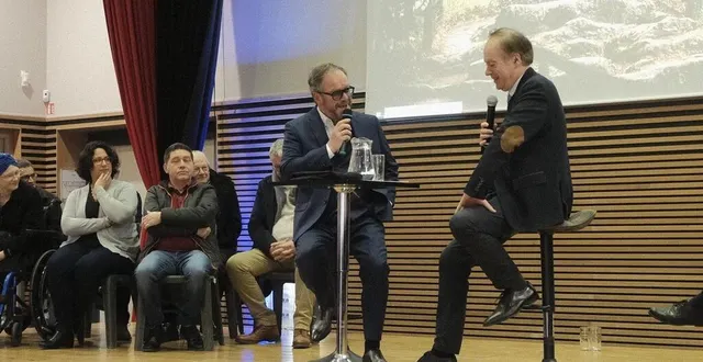 photo  le maire de lonrai (orne) sylvain launay était présent sur scène avec christophe bayard, qui animait la cérémonie.  &copy;  ouest-france 