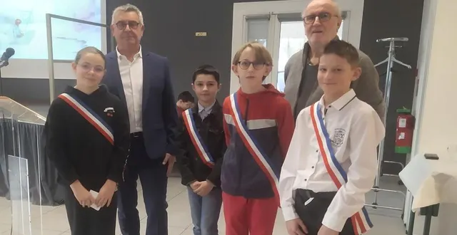 photo  les quatre jeunes conseillers municipaux avec dominique normandin et jean-yves le bars.  &copy;  co 