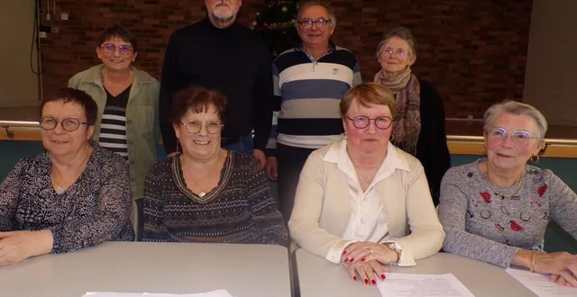 photo  à gauche au premier rang, claudine corbeau et derrière elle, nathalie stamm.  &copy;  le maine libre 