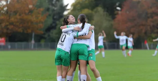 photo  la joie des joueuses de la croix blanche, qui célèbrent un but de candice richou face à caen le 10 novembre.  &copy;  philippe naudin 