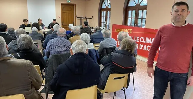 photo  champagné et son ancien maire erwan cochet (à droite) accueillaient ce samedi les sympathisants communistes sarthois pour sa traditionnelle cérémonie des vœux.  &copy;  le maine libre 
