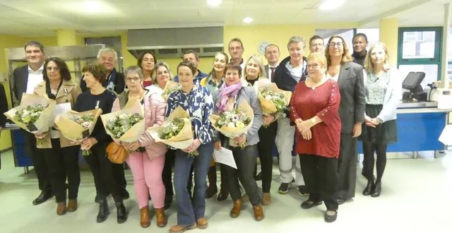 photo  médaillés, élus, directeur et responsables de l’établissement.  &copy;  ouest-france 