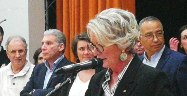 photo  anita paillot, maire de damigny, et ses conseillers municipaux.  &copy;  ouest-france 