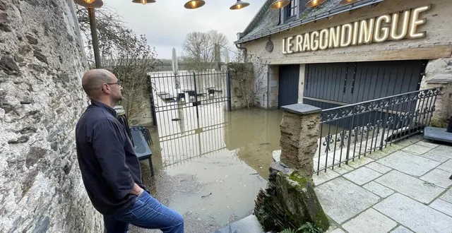 photo  ce dimanche 12 janvier, depuis le restaurant le ragondingue, yannick duchêne, responsable de cuisine, scrute la maine. de l’électroménager, situé dans la réserve, est dans l’eau.  &copy;  ouest-france 
