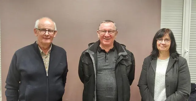 photo  le maire, patrick claeys, et les deux agents recenseurs de sarceaux, yvon et odette isabet.  &copy;  ouest-france 