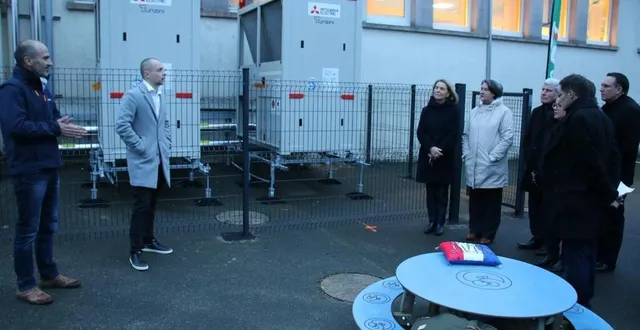 photo  sous les regards des élus (à droite), quincey lerminiaux, chargé de projet chez amenao sarthe, a présenté les caractéristiques techniques de l’installation des pompes à chaleur.  &copy;  ouest-france 