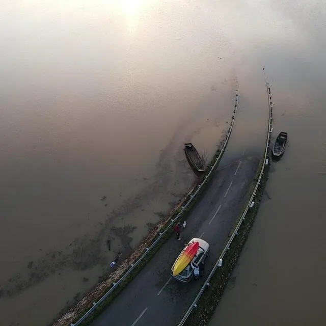 photo le pont entre briollay et soulaire-et-bourg est sous les eaux.  ©  ouest-france