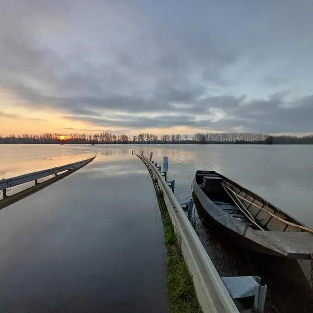 photo le pont entre briollay et soulaire-et-bourg est sous les eaux.  ©  ouest-france