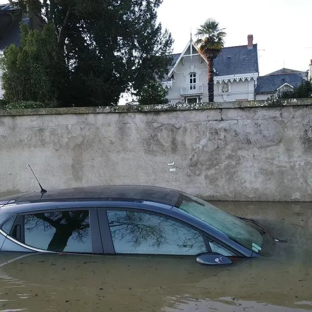 photo une voiture sous les eaux, rue haute-de-reculée, à angers.  ©  ouest-france