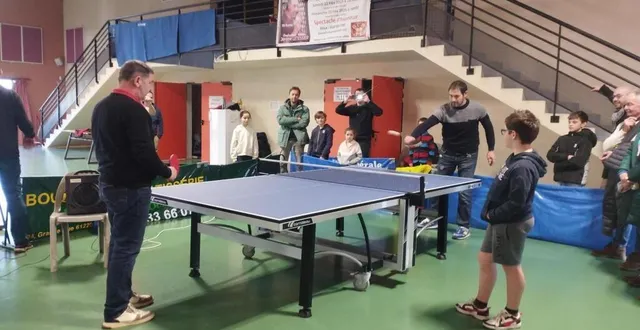 photo  jacques fortis et ismaël ducreux (sponsor) échangent des balles.  &copy;  ouest-france 