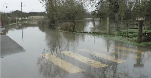 photo  les fortes pluies de la semaine dernière ont fait sortir la sarthe de son lit, obligeant les autorités à couper la route vers maresché. une déviation par beaumont a été mise en place.  &copy;  ouest-france 