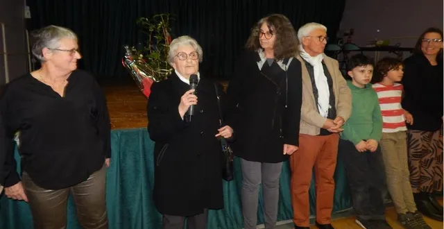 photo  colette truillard - qui passe le relais à isabelle caro - a été mise à l’honneur lors de la cérémonie des vœux du maire.  &copy;  le maine libre 