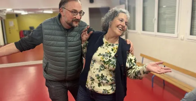 photo  loïc ravenel et gwënola touzé miment chacun une statue. un joueur doit venir remplacer l’un ou l’autre pour créer une nouvelle scène, qu’il faudra ensuite jouer.  &copy;  ouest-france 