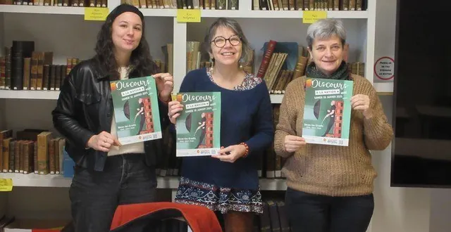 photo  clémence bourrigault, coordinatrice culturelle de l’échappée belle, michèle clément, co-secrétaire de l’échappée belle et catherine chereau, adjointe à la mairie en charge de l’animation, présentent l’affiche du spectacle de jean-pierre niobé, « discours à la nation ».  &copy;  co 