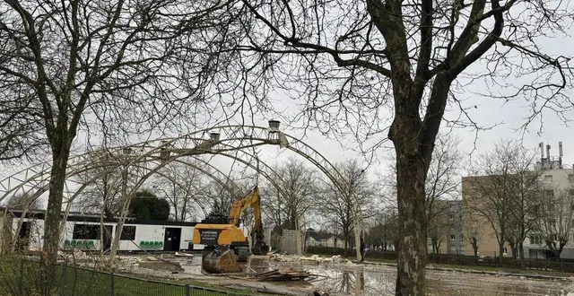 photo  la patinoire d’alençon (orne) est en cours de démolition.  &copy;  ouest-france 