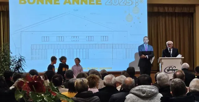 photo  yohan blondel, sous-préfet d’alençon, et gérard lurçon, maire de saint-germain-du-corbéis, ont présenté leurs vœux aux habitants corbenois.  &copy;  ouest-france 