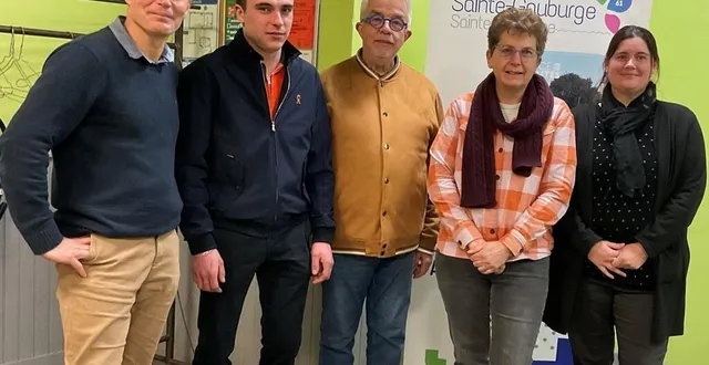 photo  de gauche à droite : yann choupeaux, clément bazin, philippe bigot, maire, catherine osmont, présidente, et laura takac.  &copy;  ouest-france 