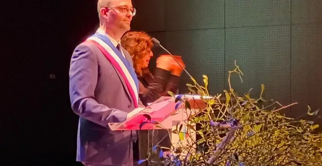 photo  après l’intervention de florence dabin, présidente du département, et du préfet philippe chopin, franck poquin, maire de saint-léger-de-linières, a présenté ses vœux aux habitants venus nombreux assister à la cérémonie, vendredi 10 janvier 2025.  &copy;  ouest-france 