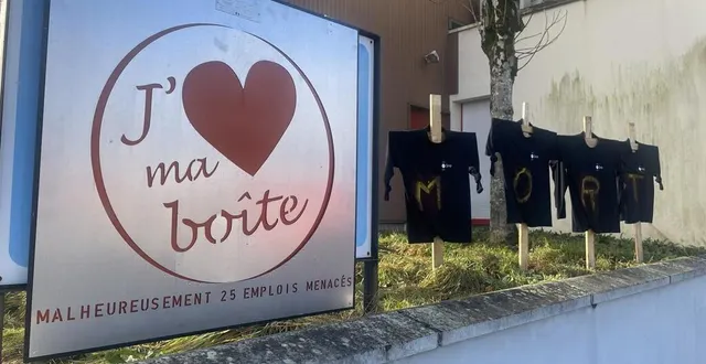 photo  devant la société mécanique de précision à flers, dans l’orne, les salariés ont disposé des mannequins pour annoncer la « mort » de smp.  &copy;  ouest-france 