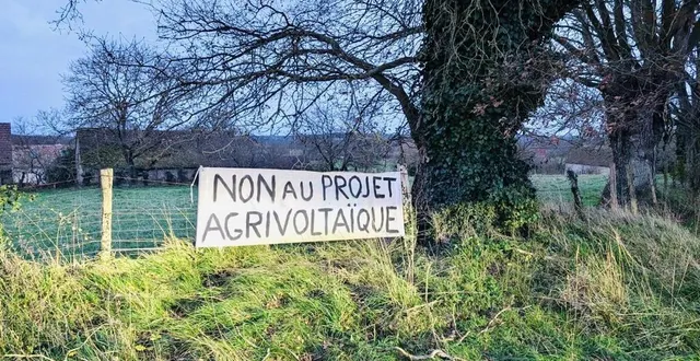 photo  banderole de contestation du projet agrivoltaïque à la haute gatange, à parigné-l’évêque.  &copy;  ouest-france 