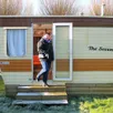photo  avant la vente, les acheteurs potentiels ont pu visiter pendant une heure ce qu’il restait de l’ancien camping rétro d’avoise, lundi 13 janvier 2025. ce mobile-home à la décoration vintage de marque atlas est finalement parti pour 1 600 €. 