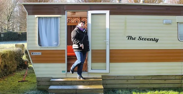 photo  avant la vente, les acheteurs potentiels ont pu visiter pendant une heure ce qu’il restait de l’ancien camping rétro d’avoise, lundi 13 janvier 2025. ce mobile-home à la décoration vintage de marque atlas est finalement parti pour 1 600 €.  &copy;  ouest-france 