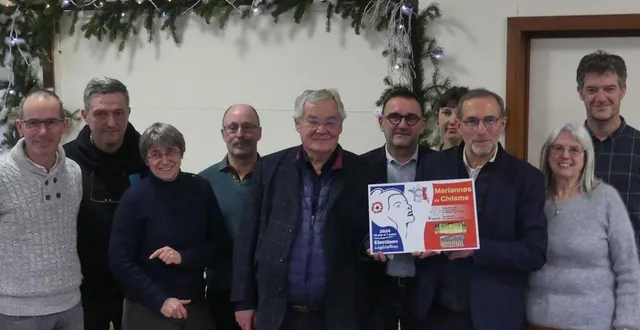 photo  les conseillers de cour-maugis avec le diplôme obtenu grâce à la participation des habitants aux élections.  &copy;  ouest-france 