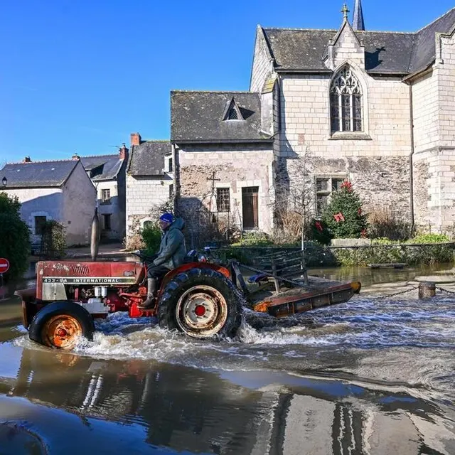 photo un tracteur dans l’eau à béhuard.  ©  franck dubray/ouest france