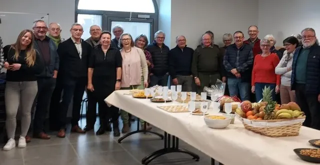 photo  les bénévoles de l’épicerie coopérative saveurs d’aubance ont apprécié de se retrouver autour d’une table garnie, à l’occasion de cette nouvelle année.  &copy;  ouest-france 