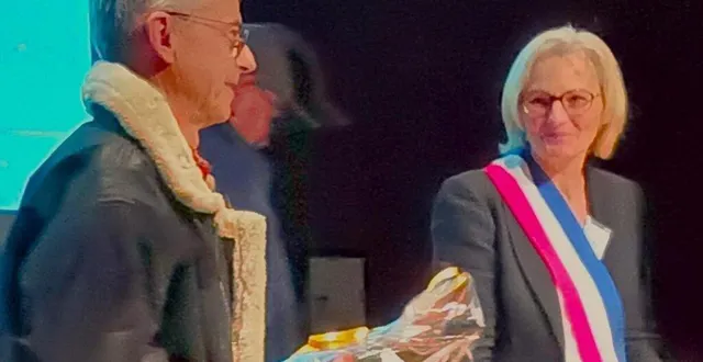 photo  annie-claude besson, adjointe aux ressources humaines, a remis à denis dorgère un cadeau au nom de la municipalité.  &copy;  ouest-france 