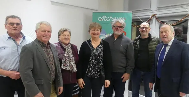 photo  le maire à droite avec l’agent recenseur (3e), la secrétaire de mairie et d’autres personnes impliquées dans la vie de la commune.  &copy;  ouest-france 