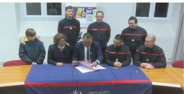 photo  de gauche à droite : ethan, scolarisé à saint-augustin ; virginie guichard, maire ; nooruddine muhammad, conseiller départemental ; le capitaine vidrequin, ddsis ; le capitaine vincendeau, chef de centre de saint-georges. debout derrière : le lieutenant-colonel devay, chef du groupement centre angers ; le sapeur hebert, père d’ethan ; le capitaine valette, référent volontariat.  &copy;  co 