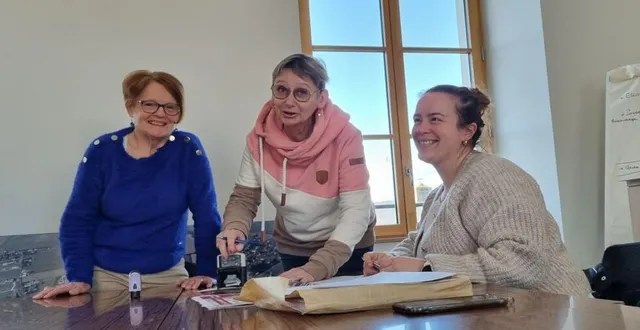 photo  florence thise, adjointe au maire, josiane pison, conseillère municipale, et marine lebrun, kinésithérapeute, au moment de la signature de la convention.  &copy;  ouest-france 