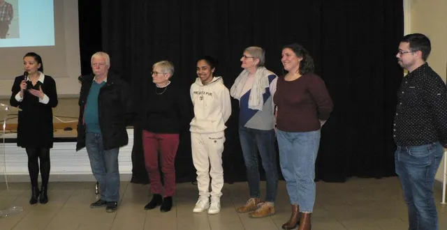 photo  les représentants de l’équipe municipale ont présenté les cinq agents recenseurs.  &copy;  ouest-france 