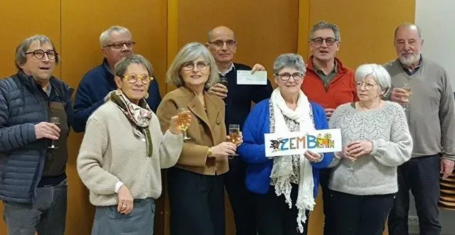 photo  représentants de l’association zembénin, acteurs de la troupe la cour des mille actes et membres de l’association clap réunis à l’occasionde la remise du chèque.  &copy;  co 